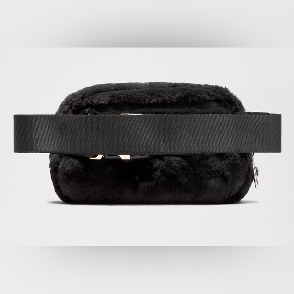 LULULEMON Everywhere Belt Bag Plush Sherpa - Black and Gold - Picture 4 of 8